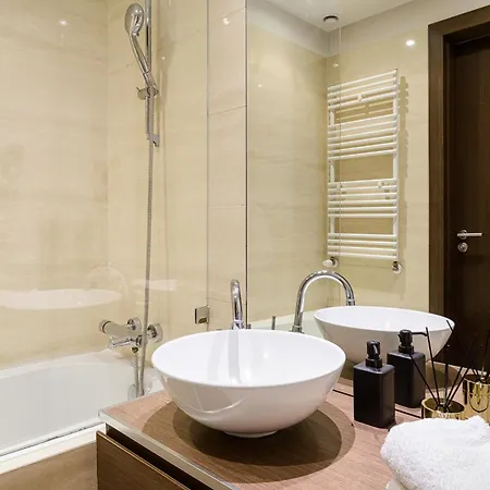 Lumina I Deluxe 2-room With Parking I Ac I Balcony I Platinum Towers * Varsóvia
