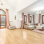 Lumina Luxurious Spacious With Parking *